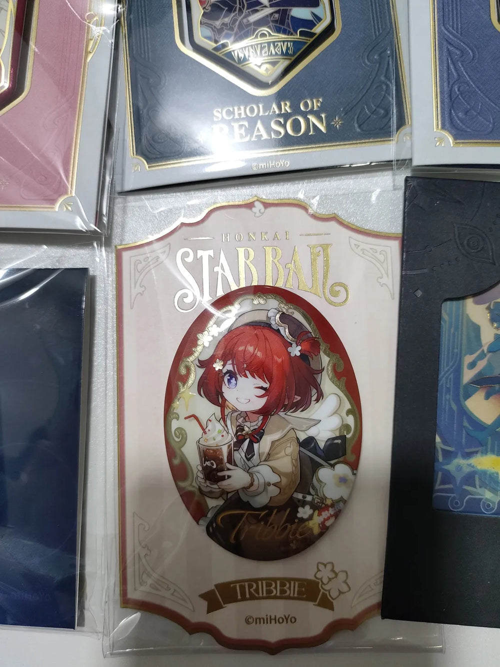 Honkai: Star Rail Express Travel Notes Tinplate-Abzeichen – Tribbie & Aglaea