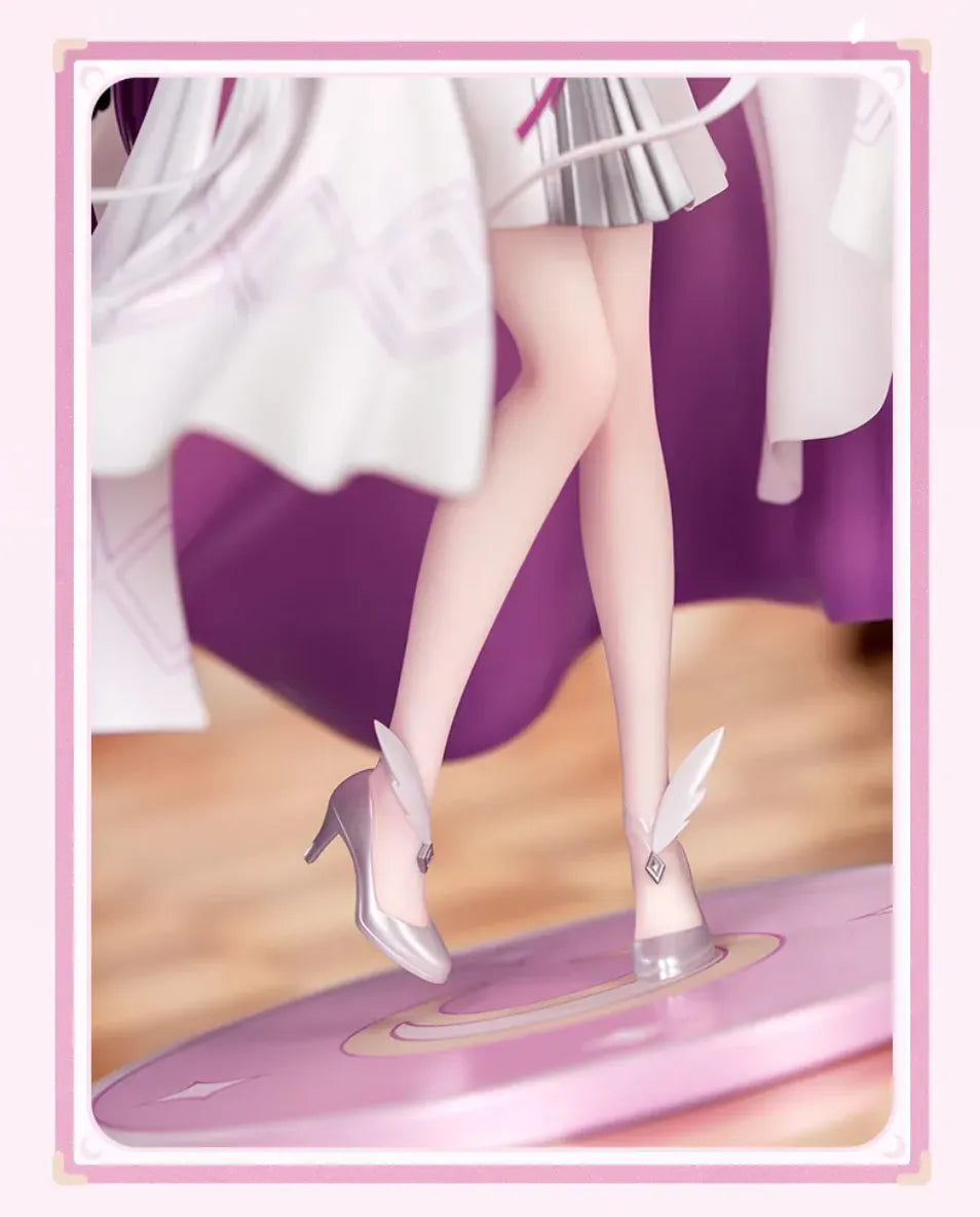 Columbina figure shoes and celestial-themed display base