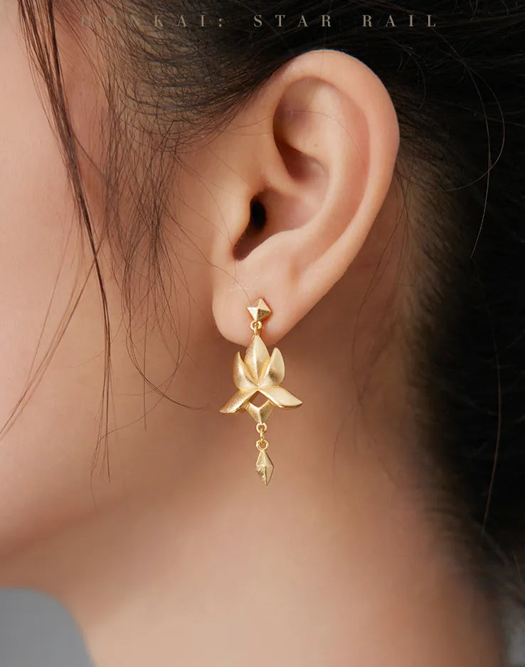 Model wearing Dan Heng Imbibitor Lunae Water Lotus Ear Cuff with traditional Chinese clothing
