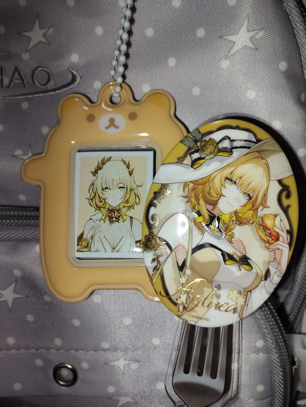 Honkai: Star Rail Express Travel Notes Tinplate-Abzeichen – Tribbie & Aglaea